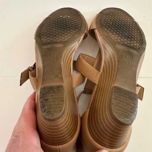 Aerosoles A2 Heelrest Tan Wedge Open Toe Sandals size 9M with Side Buckles - Picture 7 of 7